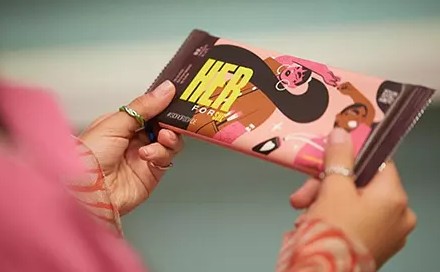 Case study: Personalizowane opakowania na czekolady w kampanii #HerForShe – HP Indigo dla Hershey