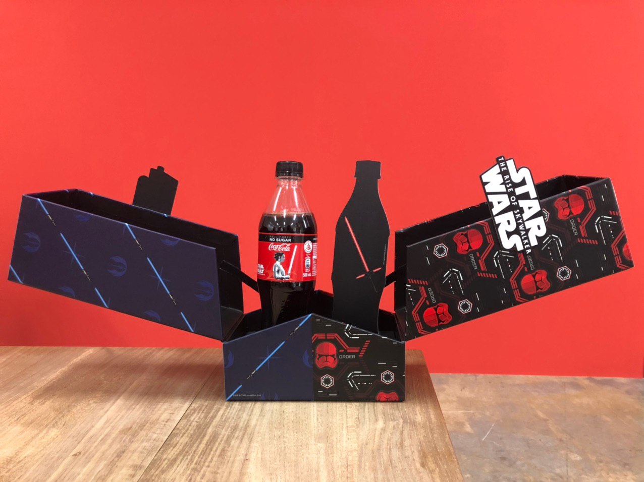 Limitowane plastikowe butelki Coca Cola ze święcącymi etykietami termokurczliwymi w pudełku